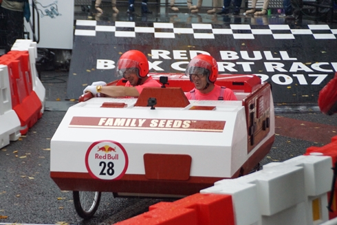 レッドブル・ボックスカート・レース 優勝 Fischer’s　水溜りボンド