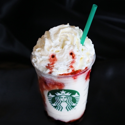 海外スタバがハロウィーン限定「ゾンビフラペチーノ」を提供　ぎょっとするほどの緑色