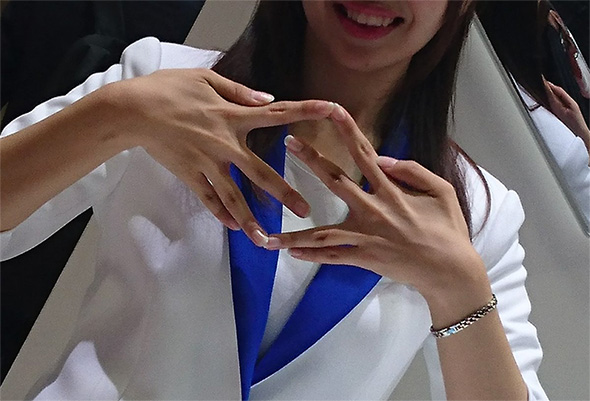 SUZUKI 鈴木 Sのマーク 小林沙織