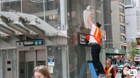 いたずら 集団 地下鉄 エレベーター アップルストア