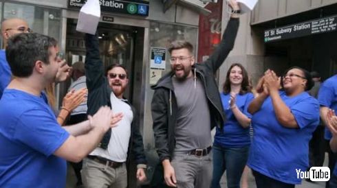 いたずら 集団 地下鉄 エレベーター アップルストア