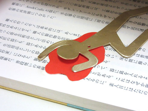 本の上のしおり