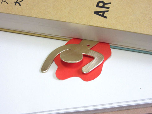 本から首を出すしおり