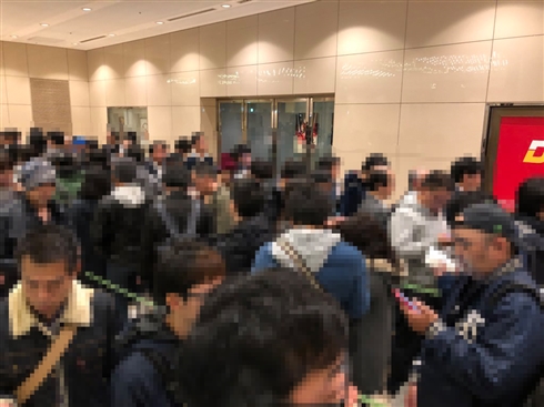 「スター・ウォーズ」前夜祭チケット求め、エレベーターに集団ダッシュ　劇場がすし詰めのダークサイドに染まる