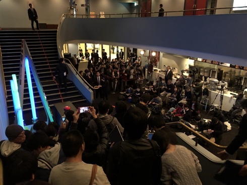 「スター・ウォーズ」前夜祭チケット求め、エレベーターに集団ダッシュ　劇場がすし詰めのダークサイドに染まる