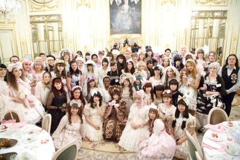 パリのル・ムーリス内で行われたお茶会