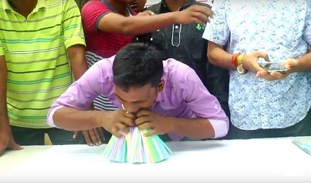 口にストローでギネス 動画