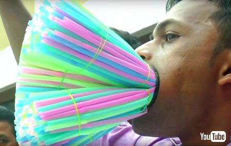 口にストローでギネス 動画