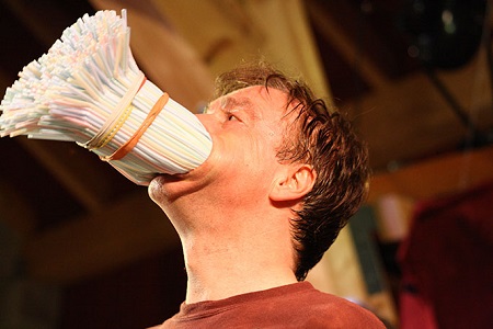 口にストローでギネス 動画