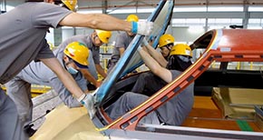 70000形製造の様子（ウインドウの装着）