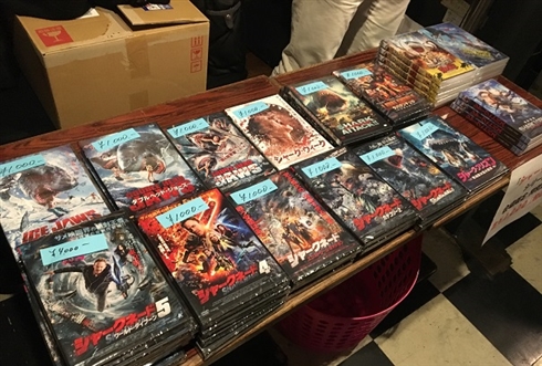 夜の新宿をサメが舞う　「東京国際サメ映画祭」現地レポート