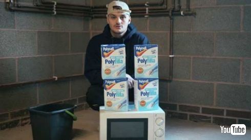 YouTuber 電子レンジ 石膏 救急 炎上 イギリス
