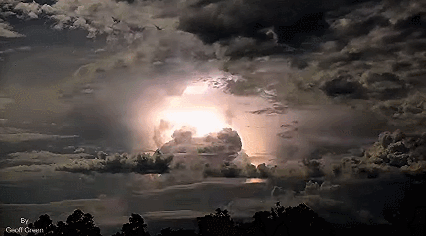 神々しさすら感じる、嵐の定点撮影　暗闇でうごめく雲と雷光