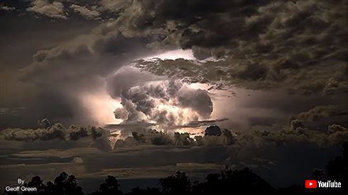 神々しさすら感じる、嵐の定点撮影　暗闇でうごめく雲と雷光