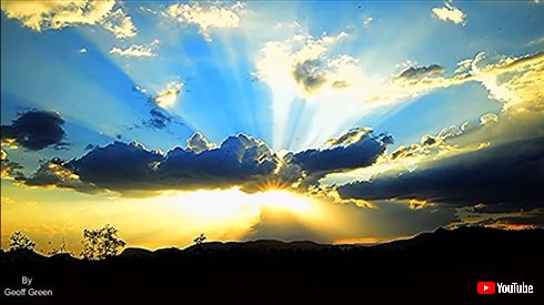 神々しさすら感じる、嵐の定点撮影　暗闇でうごめく雲と雷光