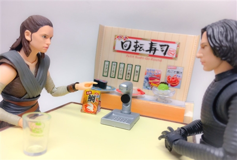 スター・ウォーズのフィギュアコント　レイ「日本の回転寿司屋ってのは最初にそこで手を洗うのよ」カイロ・レン「熱ゥッッ」