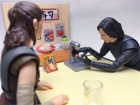 スター・ウォーズのフィギュアコント　レイ「日本の回転寿司屋ってのは最初にそこで手を洗うのよ」カイロ・レン「熱ゥッッ」