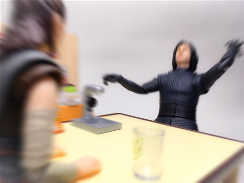 スター・ウォーズのフィギュアコント　レイ「日本の回転寿司屋ってのは最初にそこで手を洗うのよ」カイロ・レン「熱ゥッッ」