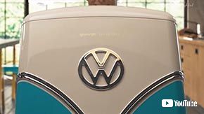 ワーゲンバス冷蔵庫を設置した様子