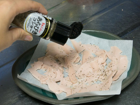 黒コショウを振る