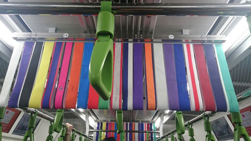 箱根駅伝のたすきを使った中吊り広告