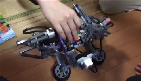 レゴSUGEEEE！　「はとこが趣味で作った」ルービックキューブをそろえるレゴ製の機械がハンパない