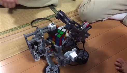 レゴSUGEEEE！　「はとこが趣味で作った」ルービックキューブをそろえるレゴ製の機械がハンパない