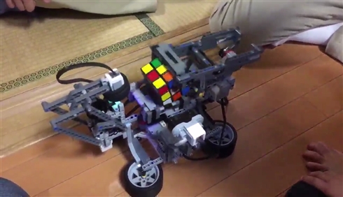 レゴSUGEEEE！　「はとこが趣味で作った」ルービックキューブをそろえるレゴ製の機械がハンパない