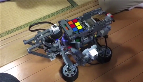 レゴSUGEEEE！　「はとこが趣味で作った」ルービックキューブをそろえるレゴ製の機械がハンパない