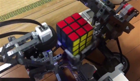 レゴSUGEEEE！　「はとこが趣味で作った」ルービックキューブをそろえるレゴ製の機械がハンパない