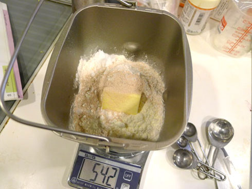 ホームベーカリーに材料を投入