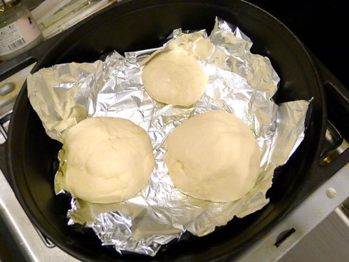 ダッチオーブンでバンズを焼く