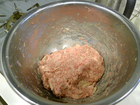 ひき肉をこねる