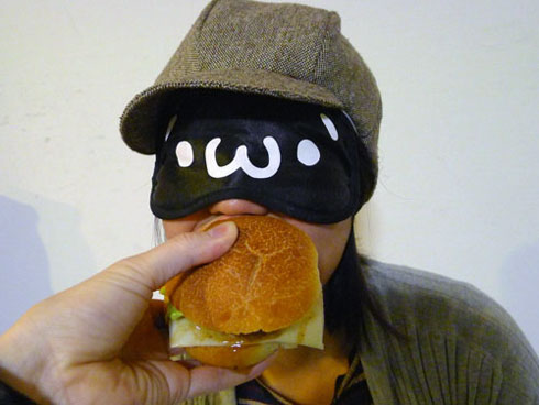目隠しでハンバーガーを食べる