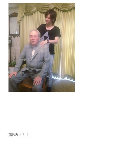 DAIGO　父　肩もみ