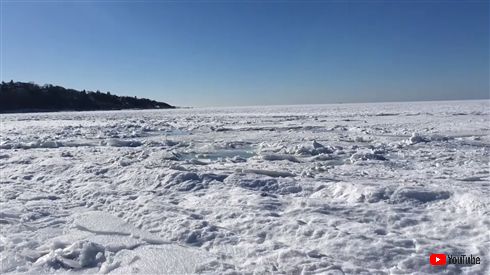 海が凍ってる！　米国で撮影された珍しい現象、上空からの美しいドローン映像も