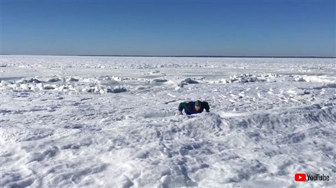 海が凍ってる！　米国で撮影された珍しい現象、上空からの美しいドローン映像も