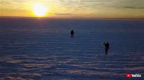 海が凍ってる！　米国で撮影された珍しい現象、上空からの美しいドローン映像も