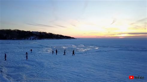 海が凍ってる！　米国で撮影された珍しい現象、上空からの美しいドローン映像も