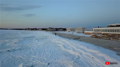 海が凍ってる！　米国で撮影された珍しい現象、上空からの美しいドローン映像も