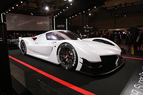 斜めからの見た目はそのままレーシングカー