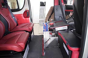 内装は、真っ赤なレカロ製バケットシートの6座席仕様に変更されていますが、フロアにある銀色の武骨な箱も気になります