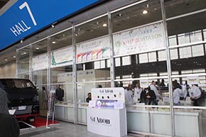 VITABONは「ビタミンスティック」や「ヴェポライザー」と呼ばれる、気化した水蒸気でビタミンを摂取でき、フレーバーを楽しめるという商品。電子タバコ「プルーム・テック」と似た仕組みですが、ニコチンやタールは含まれません