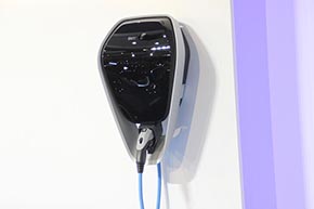 家庭用の充電ステーション「BMW i ウォールボックスプラス」