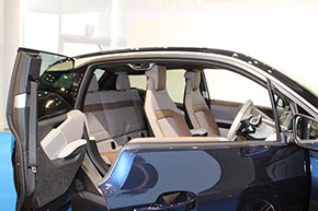 観音開きのドアを採用