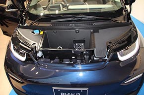 フロントに充電プラグと荷物スペース