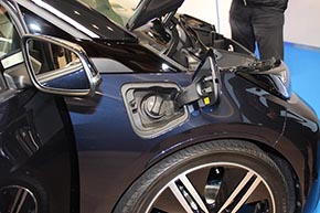 レンジエクステンダー用のフューエルリッドはこの位置に