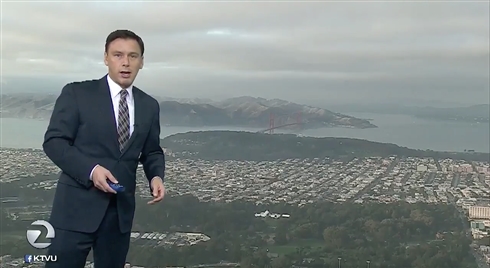 天気予報の本番中に巨大生物が乱入!?　司会者も思わず画面外に退散