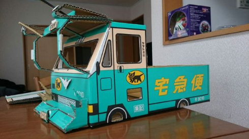 宅急便の配送車がすごいことに…… クロネコヤマトの段ボールで