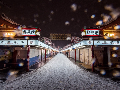 4年ぶり大雪で東京が雪景色 夜の浅草寺や朝霧に包まれた多摩川